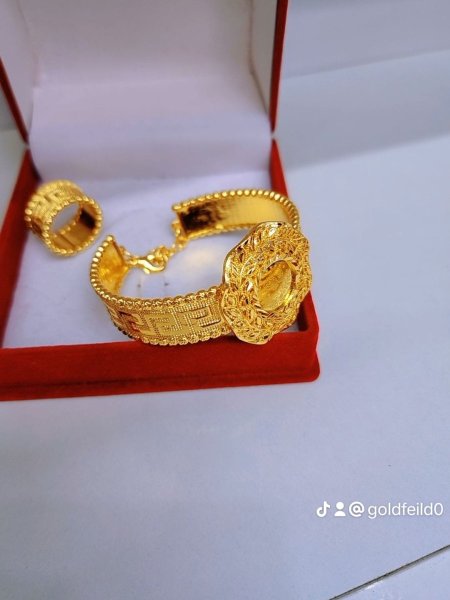 سوارة فرزاكي مع خاتمها