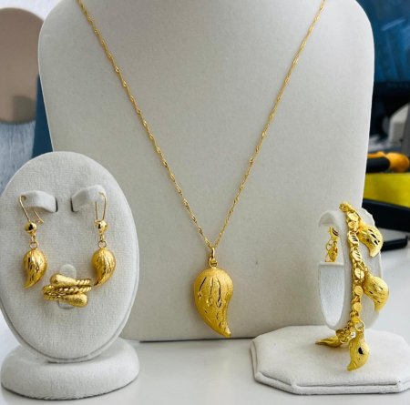 طقم اللوزات