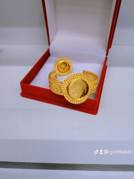 سوارة مع خاتمها