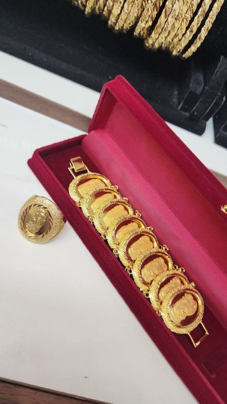 سوارة سفط أونصة مع خاتمها