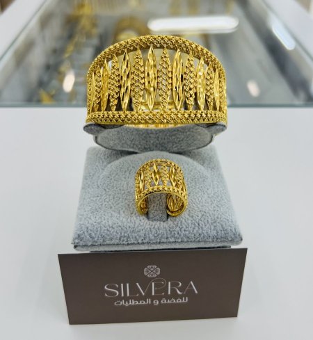 سوارة مع خاتمها