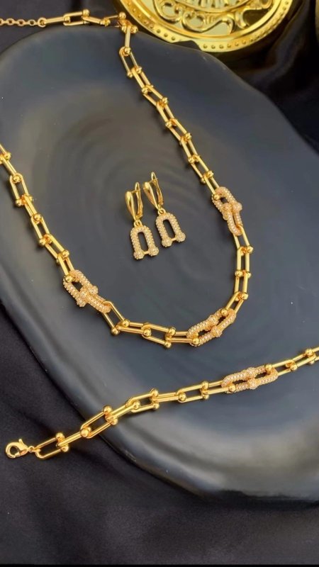 طقم تفني ذهبي