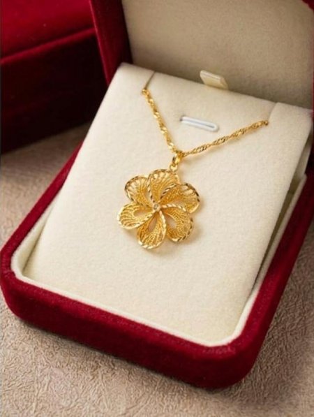 تعليقة وردة مع سنسالها